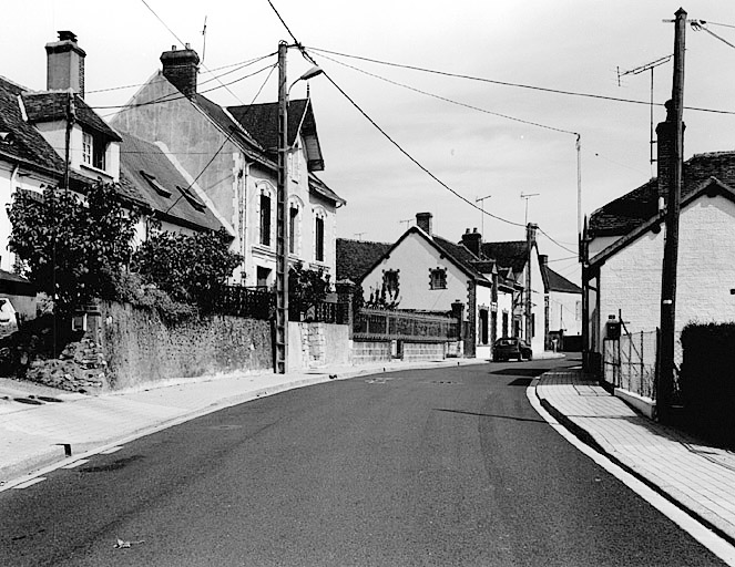 Vue générale de la rue du Docteur Charpentier à Saint-Maurice-sur-Aveyron.