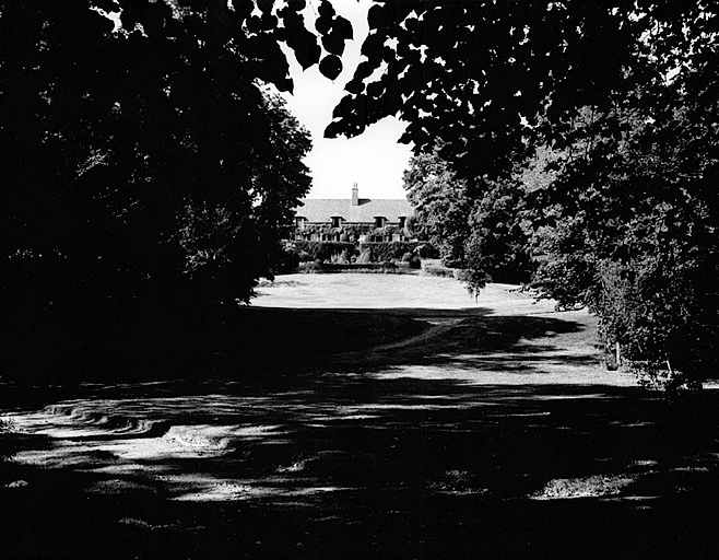 Vue d'ensemble du presbytère et du jardin paysager, du sud-est.