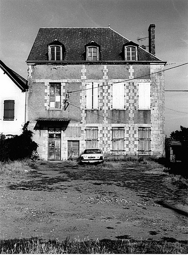 Vue générale de la maison côté jardin, de l'ouest.