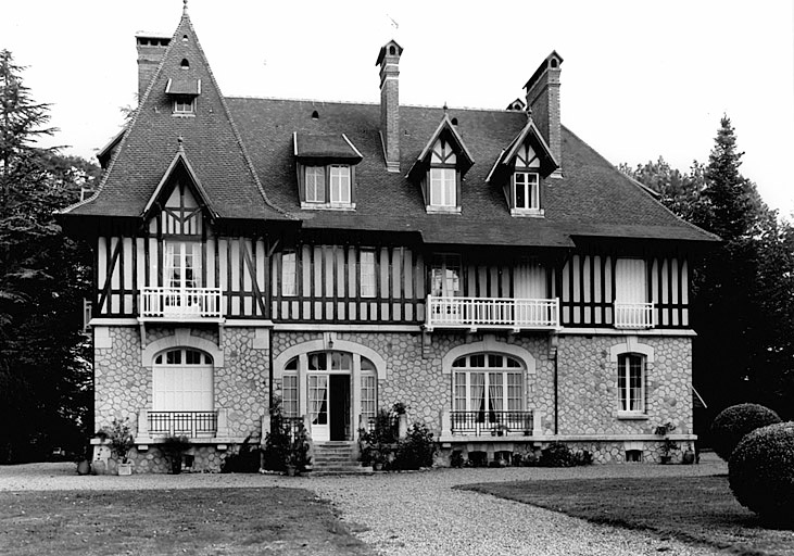 Vue générale de la façade principale de la demeure, du sud.
