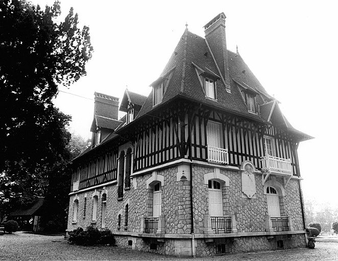 Vue générale de la demeure, du nord-ouest.