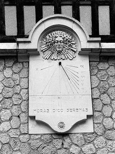 Vue de détail du cadran solaire de l'élévation ouest de la demeure.