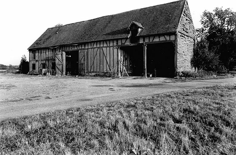 Vue générale de la dépendance comprenant, de gauche à droite, la bergerie, la grange et la remise.