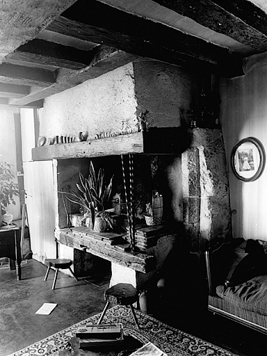 Vue générale de la cheminée du logis.