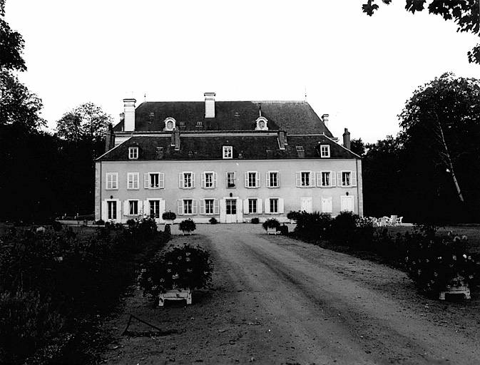 Vue générale de la façade principale du logis du XVIIIe siècle, du sud-est.