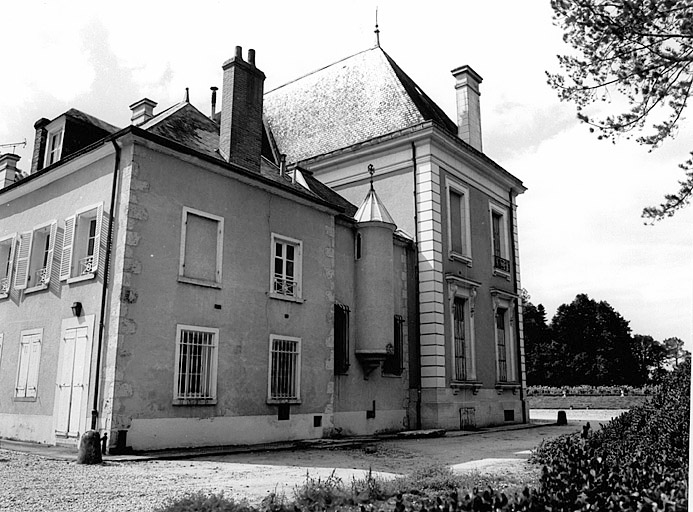 Vue générale de la façade latérale du logis du XVIIIe siècle, de la chapelle et du logis accolé bâti en 1919, de l'est.