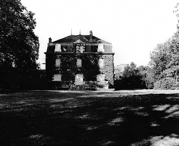 Vue générale de la façade principale du logis et, à l'arrière-plan à droite, les deux châteaux d'eau en forme de tours crénélées, de l'ouest.