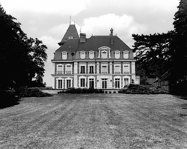 Vue générale de la façade principale sud du château.
