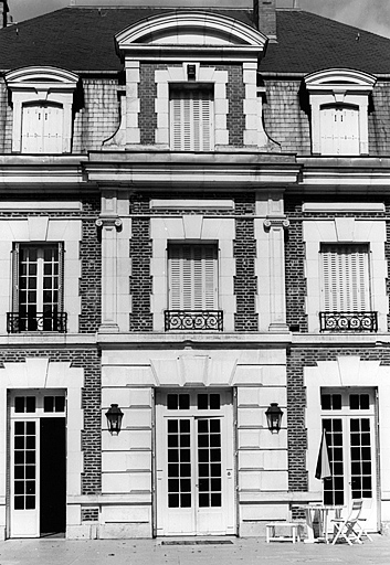 Vue de détail de la travée centrale de la façade principale sud du château.