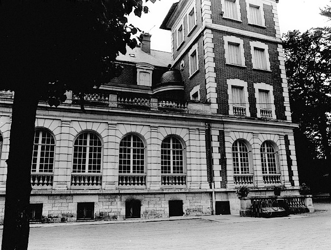 Vue générale du château, du nord.
