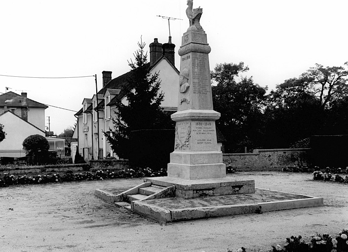 Le Bourg : vue d'ensemble de la Poste et du Monument aux Morts.