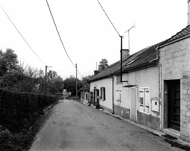 Le Bourg : vue d'ensemble de la Rue du Berry.