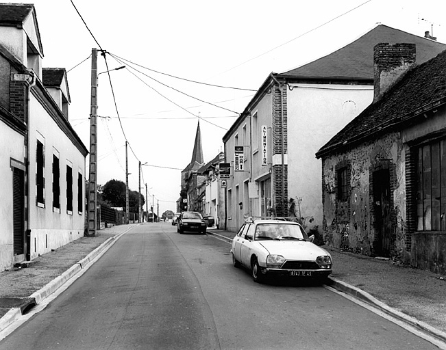 Le Bourg : vue d'ensemble de la rue Principale.