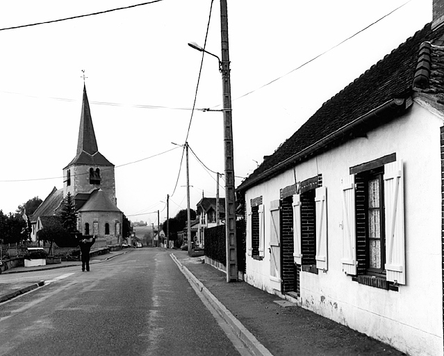 Le Bourg : vue d'ensemble de la rue Principale, de l'est.