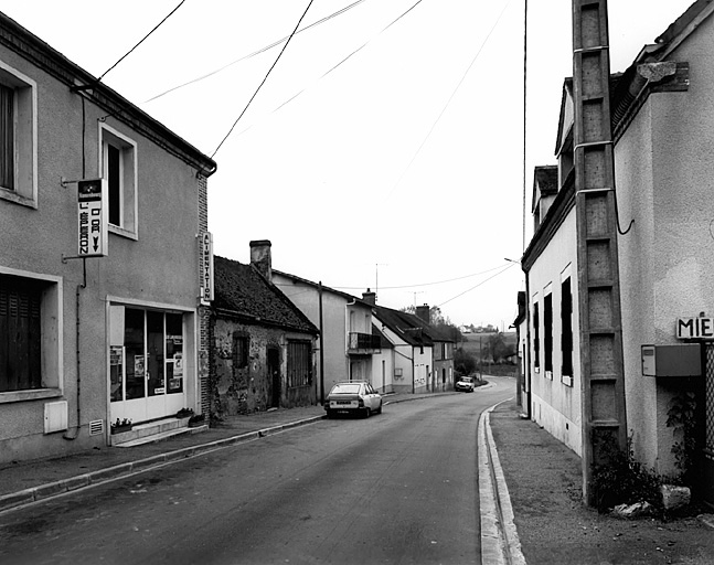 Le Bourg : vue d'ensemble de la Route du Pont.