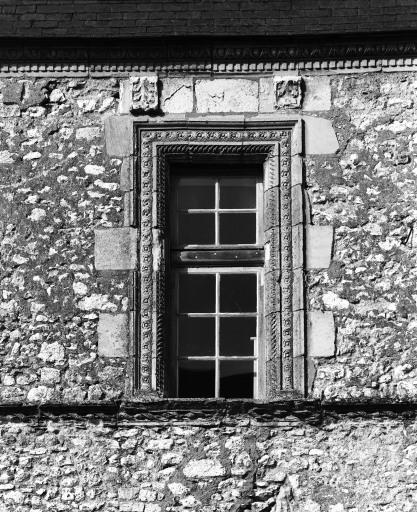 Demi-croisée de la façade sud du pavillon.