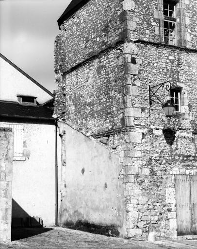 Amorce de l'ancien pignon du logis sur l'angle nord-ouest du pavillon.