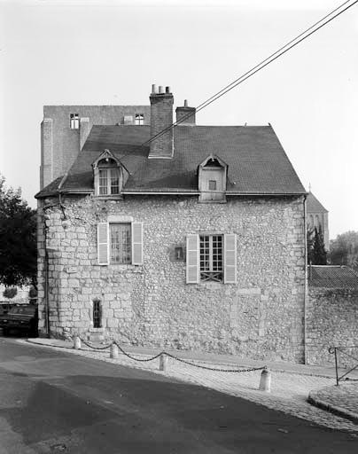 Façade côté rue de l'Evêché.