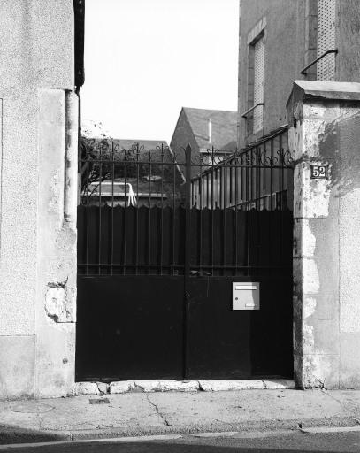 Porte du 52 rue des Querres ayant conservé un piédroit de l'ancienne porte d'entrée du cimetière ouvrant au sud de l'église.