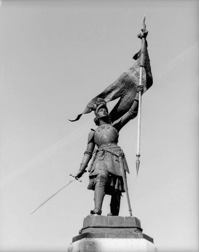 La statue vue de face.