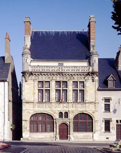 Vue d'ensemble de la façade antérieure du bâtiment du XVIe siècle.