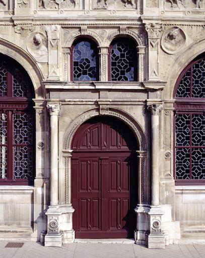 Porte d'entrée du bâtiment du XVIe siècle.