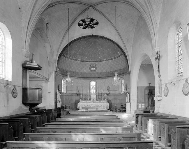 Vue intérieure de l'église prise vers le choeur.