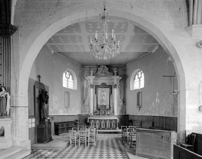 Vue intérieure de l'église prise vers l'ancien choeur (actuel bras droit du transept).