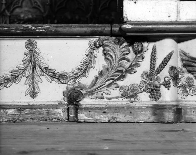 Détail du gradin au niveau du tabernacle : guirlandes de laurier, vigne et épis de blé en plâtre rajoutés au 19e siècle.