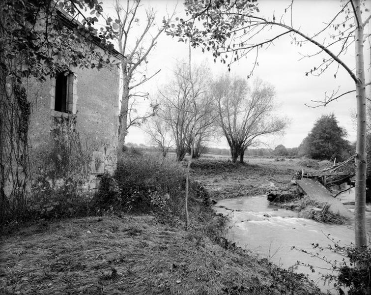 Ancien bief et emplacement de l'axe de la roue.