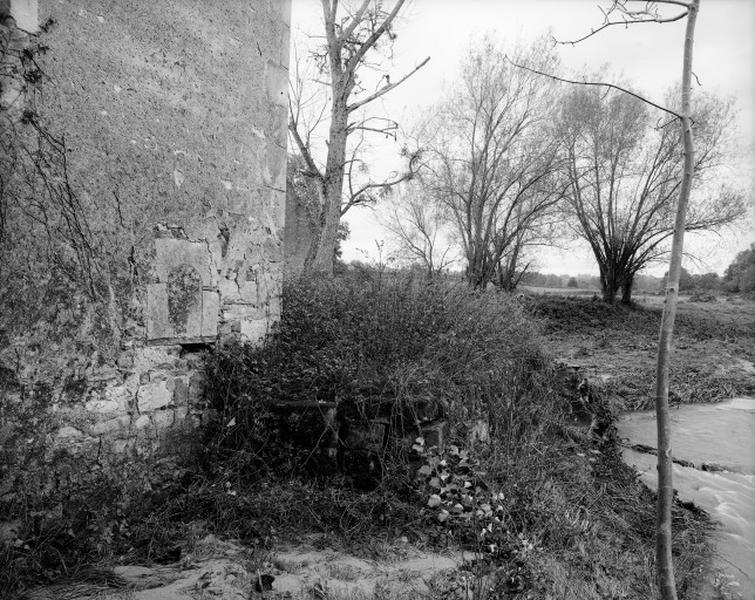Ancien bief et emplacement de l'axe de la roue.
