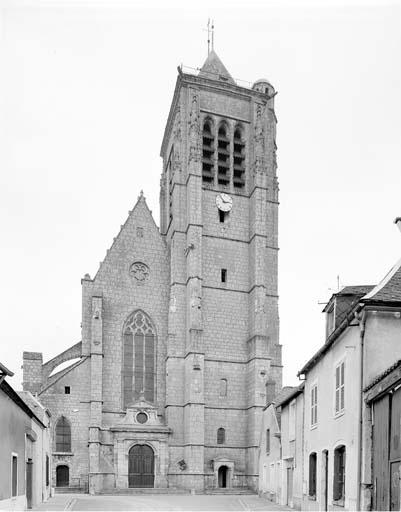 Vue d'ensemble de la façade occidentale.