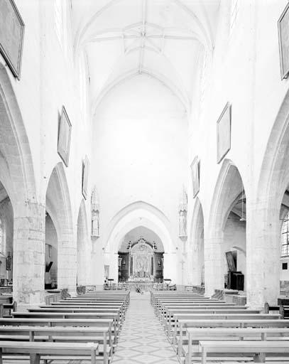 Vue générale de la nef, vers le choeur.