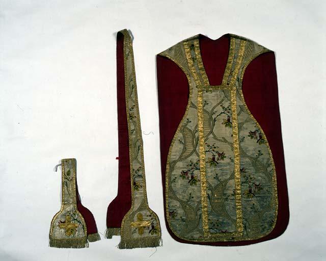 Chasuble, ensemble de 2 dalmatiques, étole, manipule