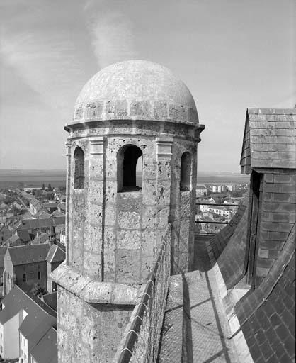 Vue de détail de la tour du clocher : le dôme de la tourelle d'escalier.