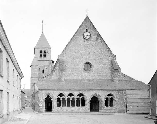 Vue d'ensemble de la façade occidentale.