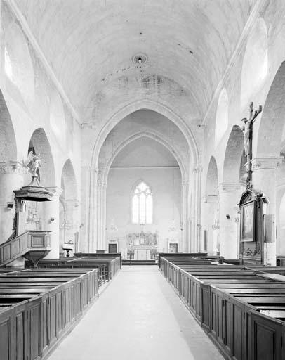 Vue générale de la nef, vers le choeur.