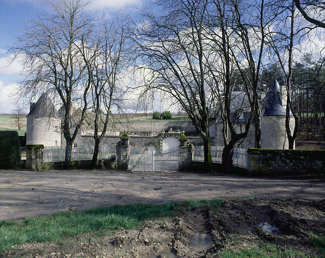 Entrée principale de la cour du château.