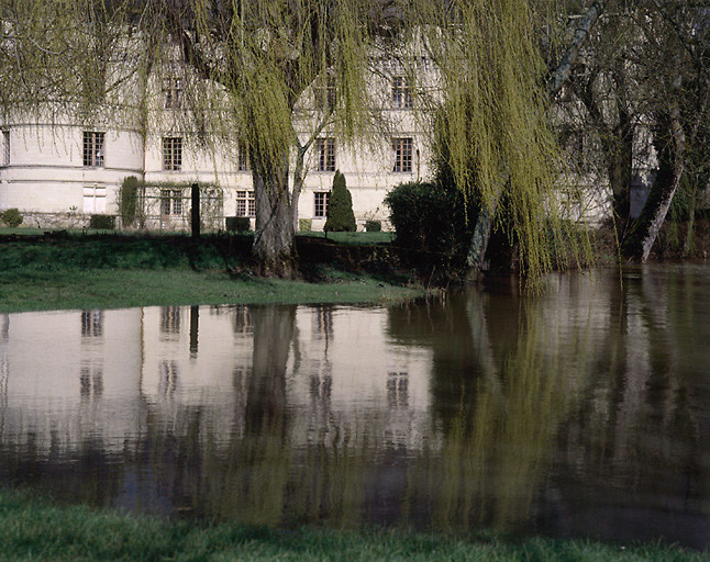 Vue partielle, prise du sud, de la façade donnant sur le jardin.