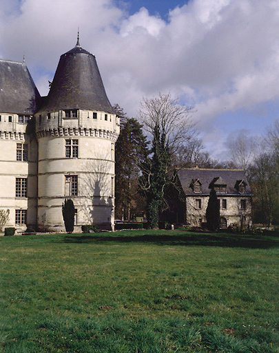 Tour est et moulin à eau.