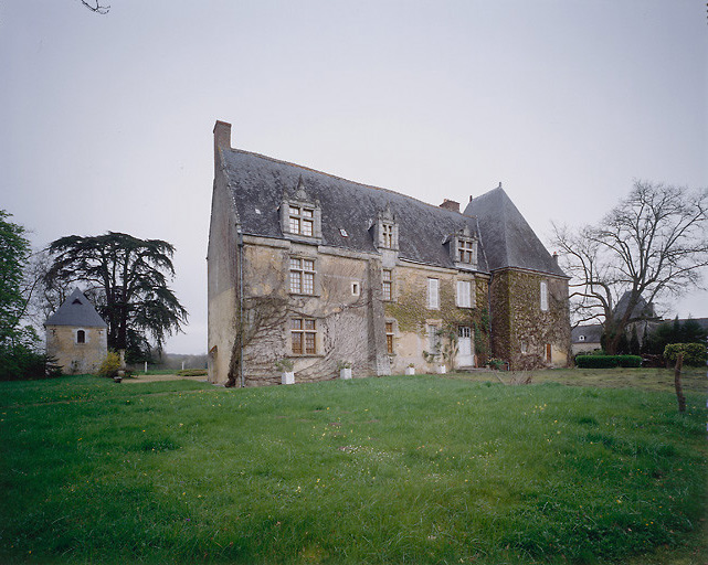 Façade orientale : au second plan, à gauche la chapelle et à droite, les communs et le pavillon d'entrée.