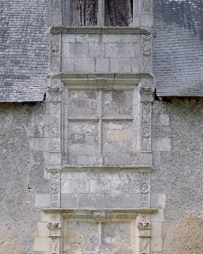 Le logis de l'avant-cour, détail : travée de baies.