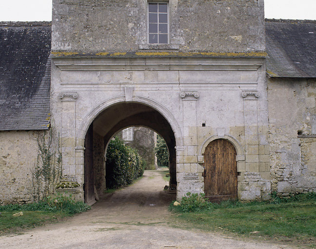 Les communs, détail : la porte d'entrée.