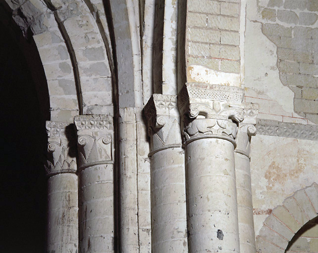 Pilier nord-est de la croisée du transept : chapiteaux.