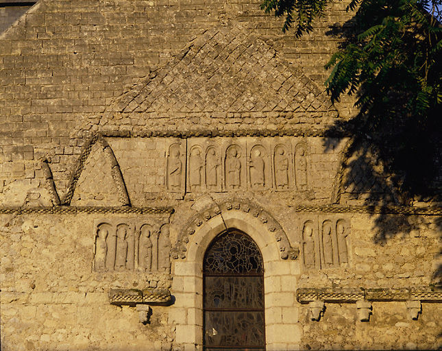 Façade antérieure de la première nef, détail : le décor du XIe siècle.