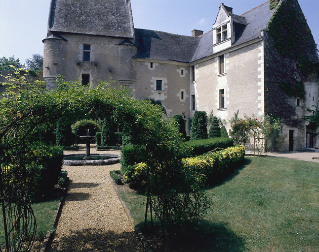 L'axe est-ouest du jardin est aligné sur le logis cantonné de deux échauguettes.