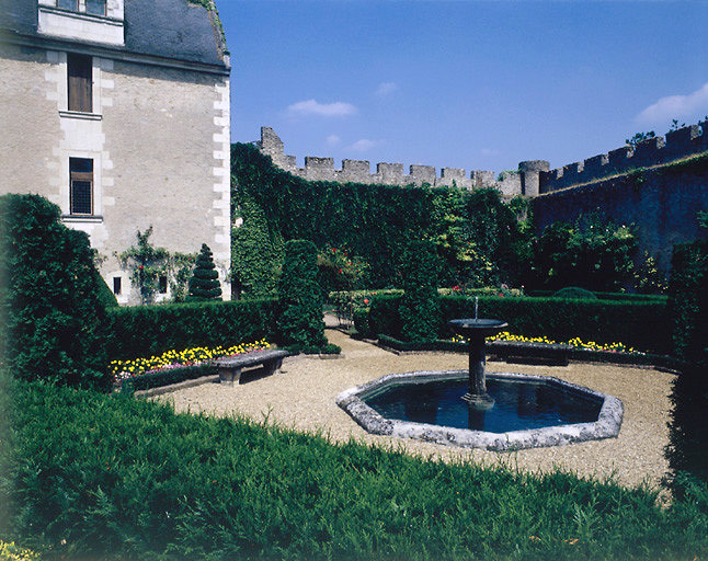 Le jardin compartimenté et enfermé de murs crénelés.