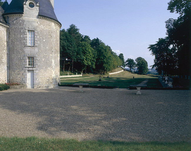 Le jardin vu depuis l'avant-cour.