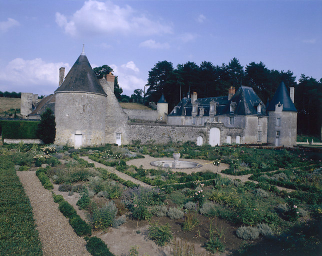 Tour sud ouest et entrée de la cour.