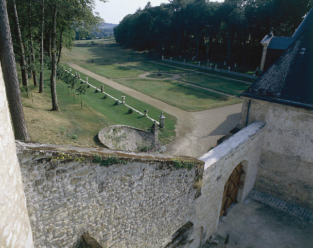 La courtine entre la tour sud est et le logis.